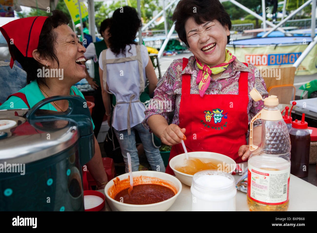 Frauen bereiten Fisch Soße im Hafen von Mokpo, Südkorea Stockfoto