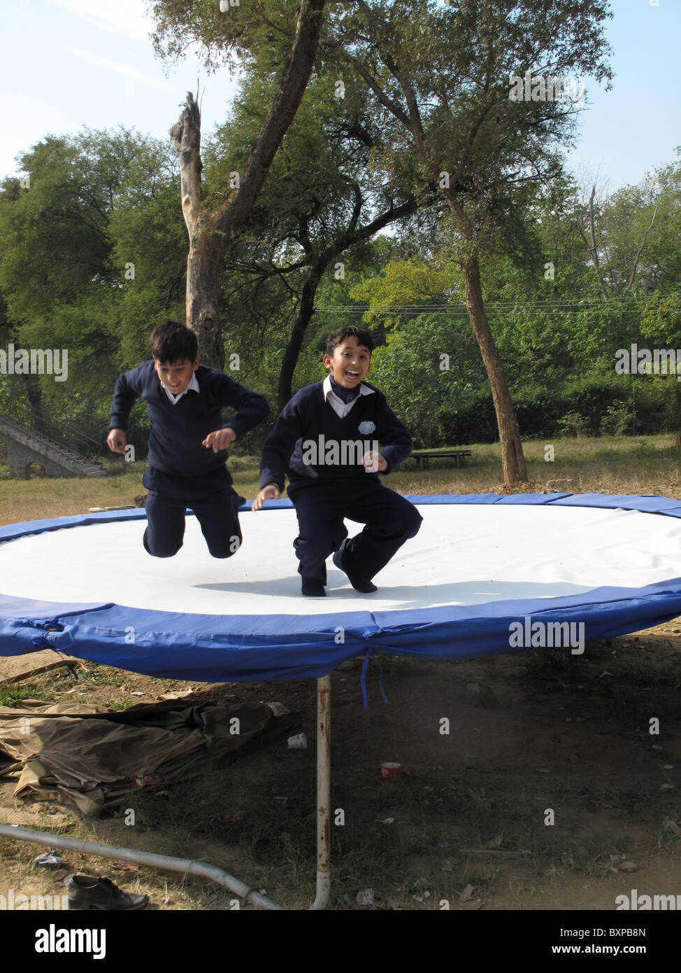 Islamabad Zoo - zwei junge Schüler Springen auf einem Trampolin Stockfoto