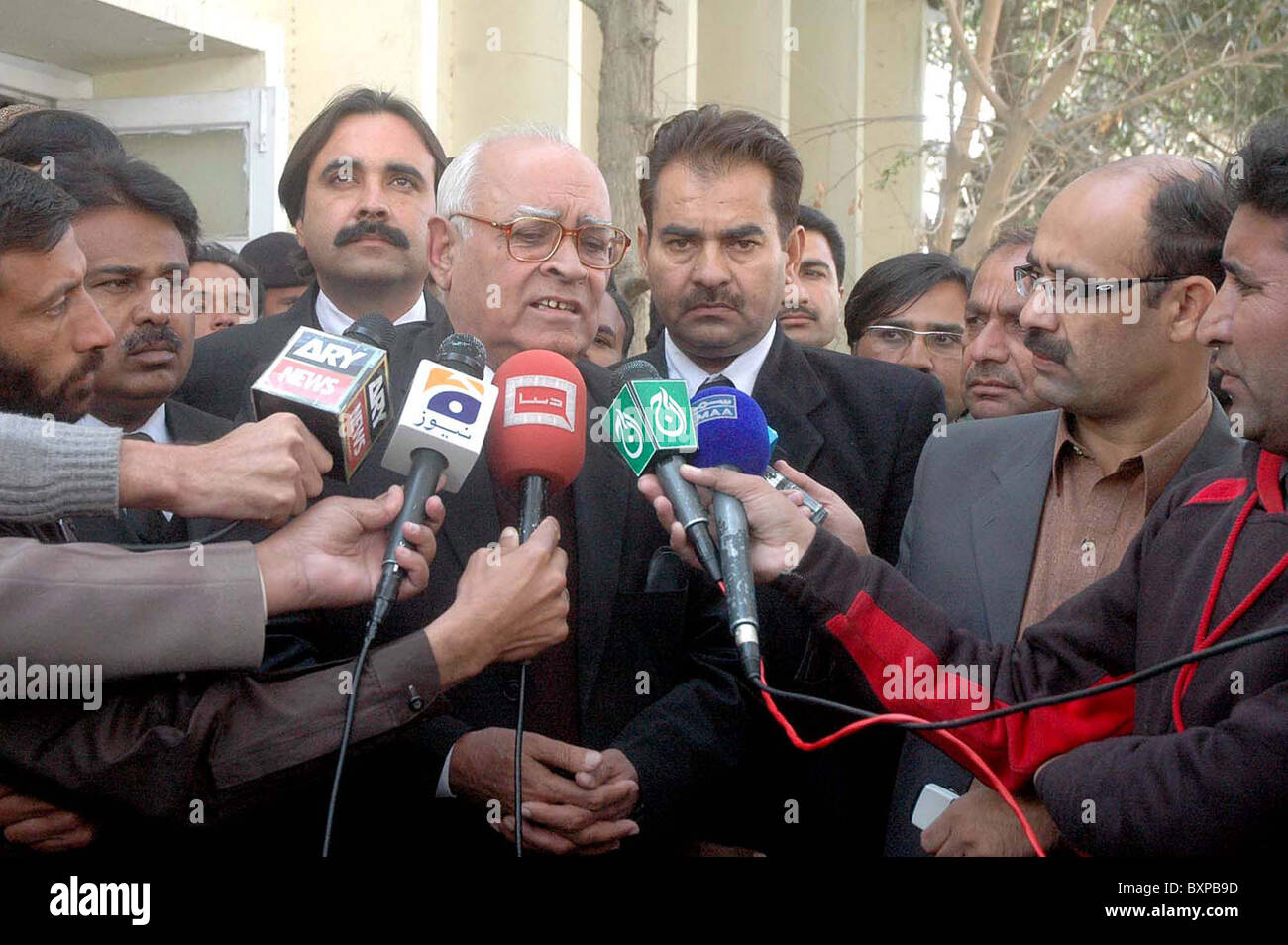 WN. Koli-Anwalt des Dschemchori Watan Parteivorsitzenden, Shah Zain Bugti, spricht mit Mediamen bei Anti-Terror-Gericht in Quetta Stockfoto