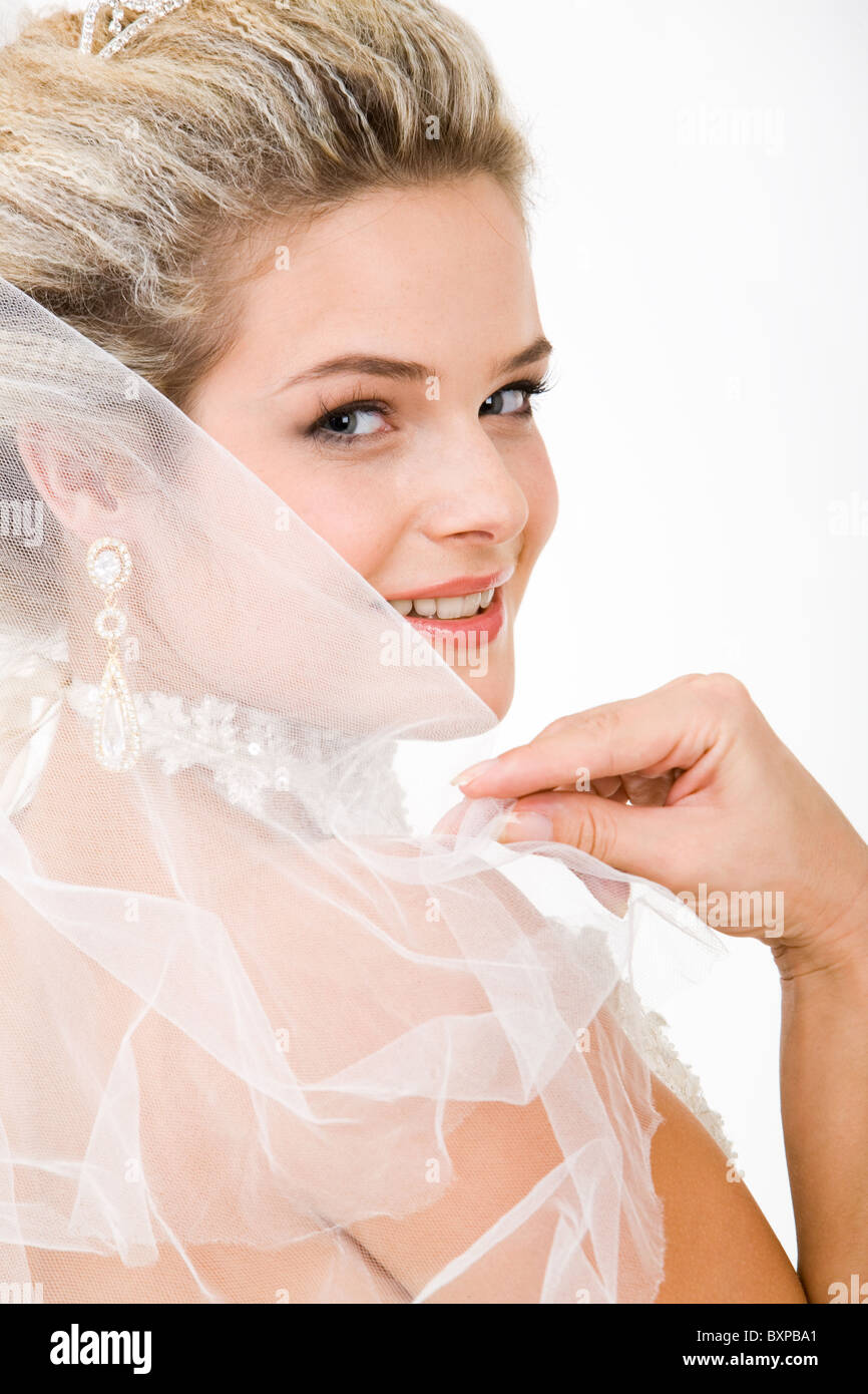 Foto von glückliche Braut ihren Schleier zu berühren und Blick in die Kamera Lächeln Stockfoto