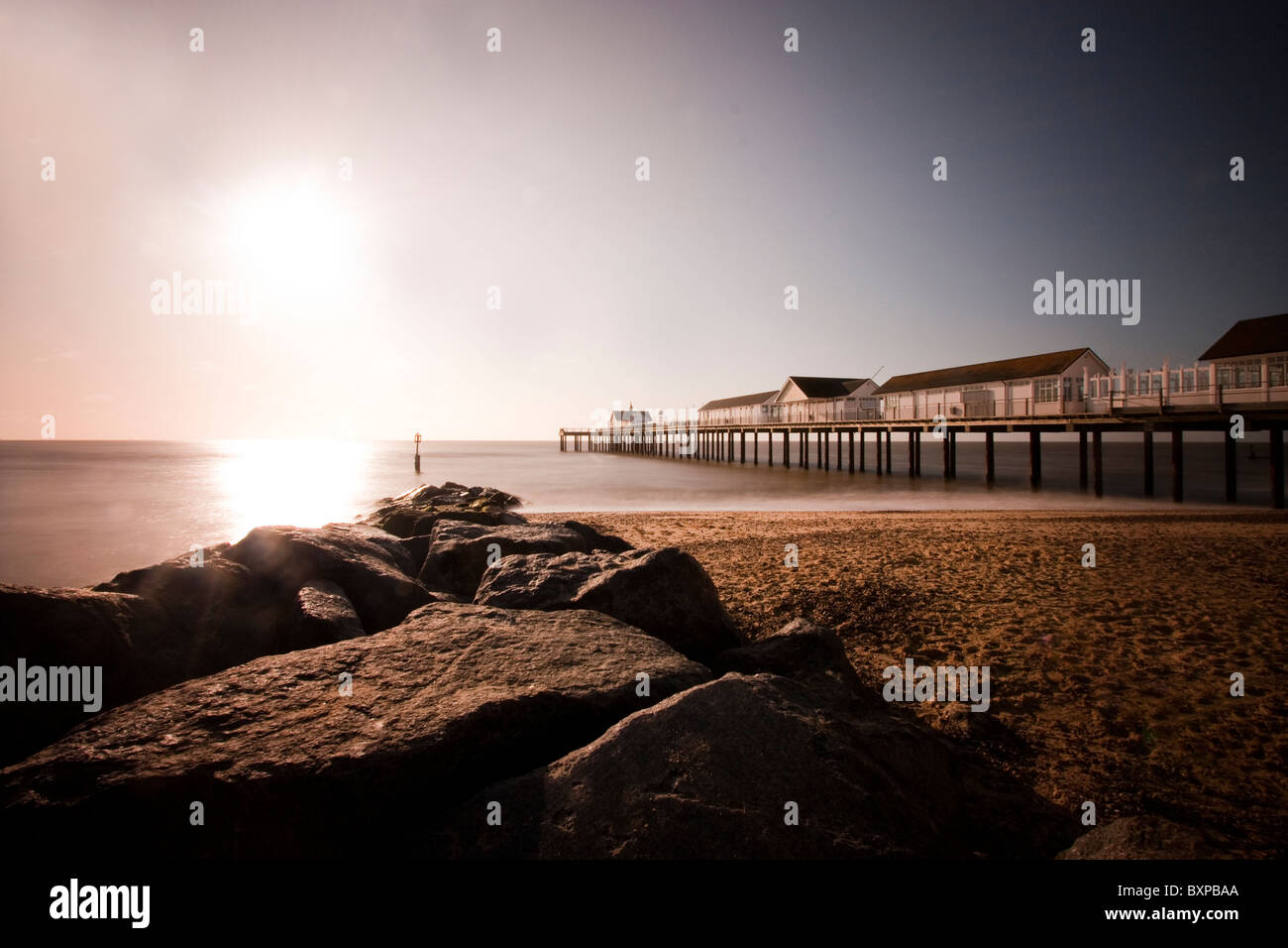 Blick auf Southwold Pier in der Morgendämmerung, Langzeitbelichtung Stockfoto