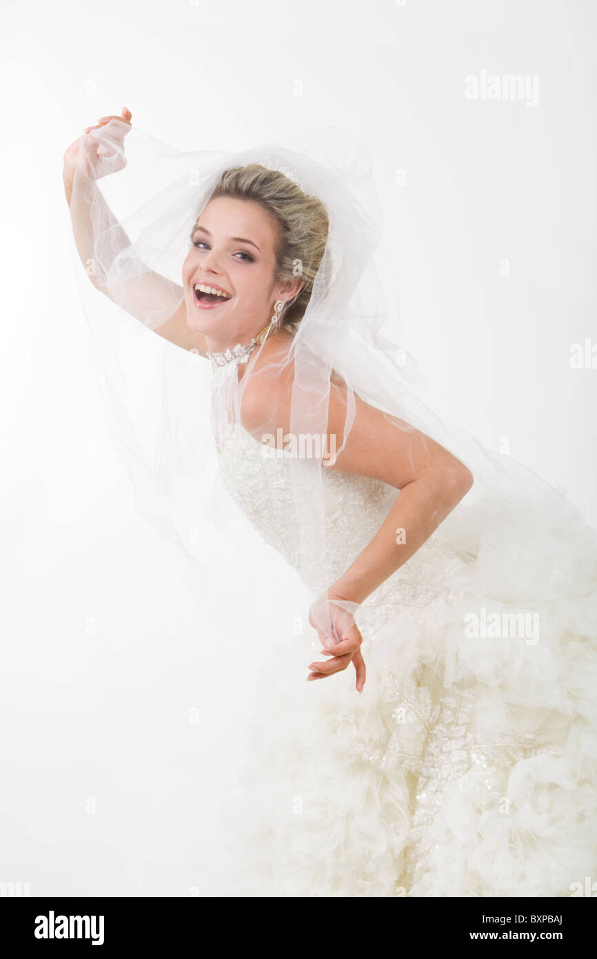 Foto von glückliche Braut Blick aus ihren Schleier und Lachen in die Kamera Stockfoto