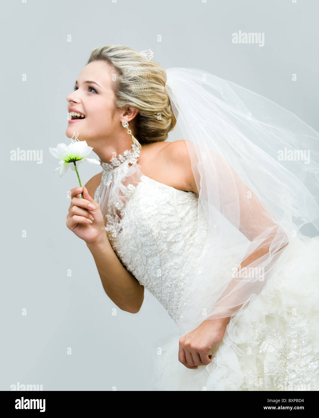 Profil von freudigen Braut mit Kunstblumen suchen gerade und leicht nach oben Stockfoto