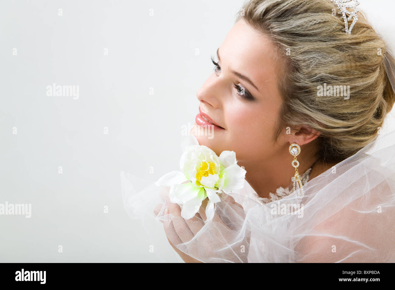 Nahaufnahme der charmante Braut, die Blume von ihrem Kinn und auf der Suche gerade Stockfoto