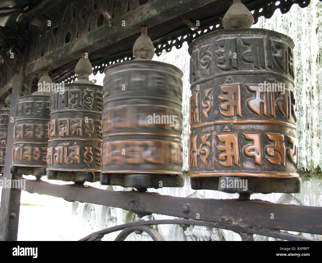 Buddhistische Gebetsmühlen in Bodnath Stupa in Kathmandu, Nepal Stockfoto