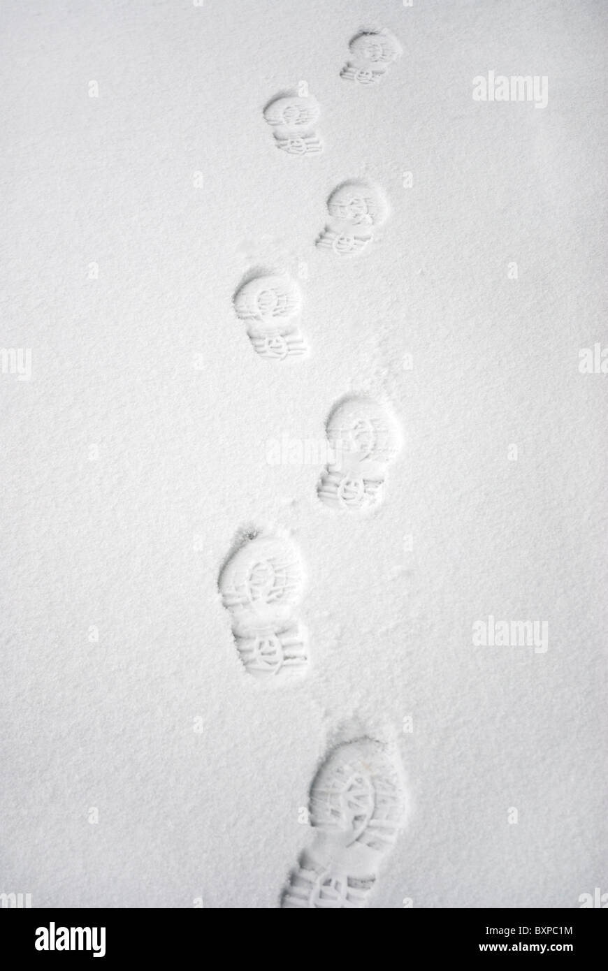 Fußspuren im Schnee. Stockfoto