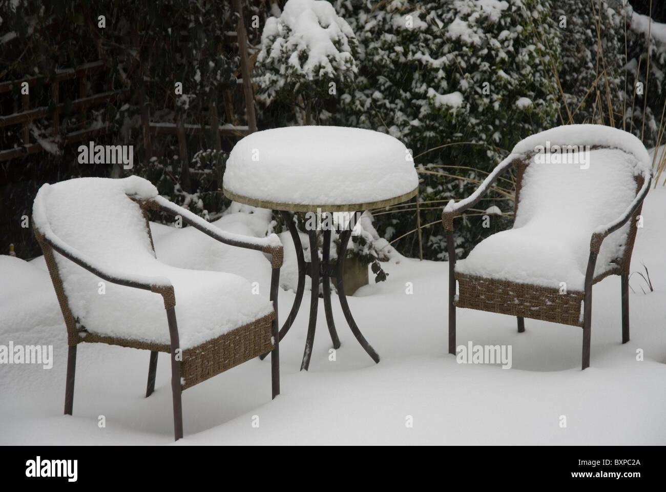 Gartenmöbel mit dicken Schnee bedeckt. Stockfoto
