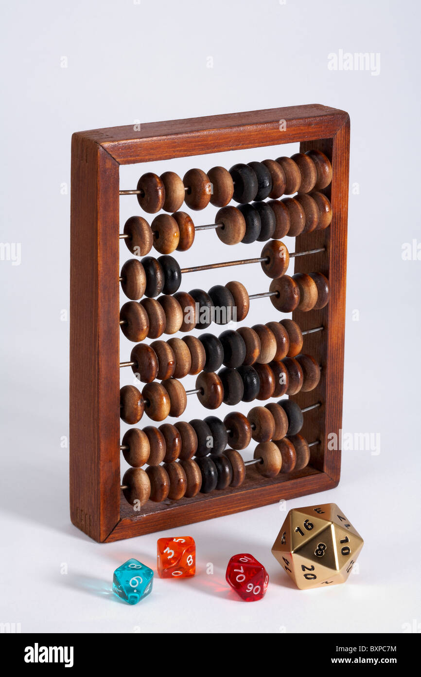 Hölzerne Abacus mit traditionellen nummeriert und Multi seitiger Würfel Stockfoto