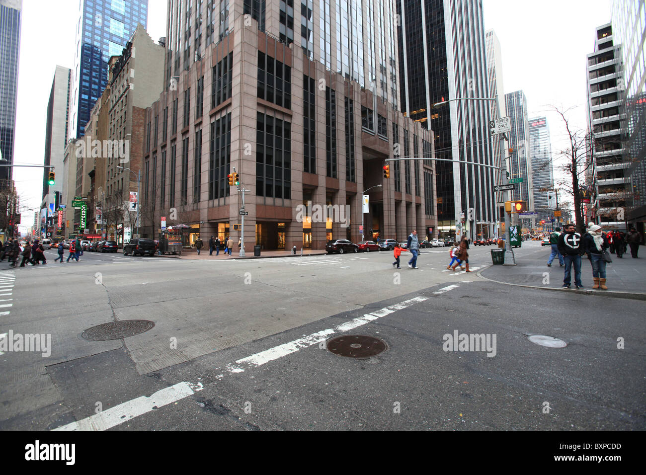 Schnittpunkt der 45th St und sechste Avenue in Manhattan, New York City 2010 Stockfoto