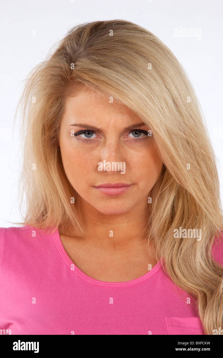 Junge, blonde Frau mit ernsten Ausdruck auf ihrem Gesicht Stockfoto