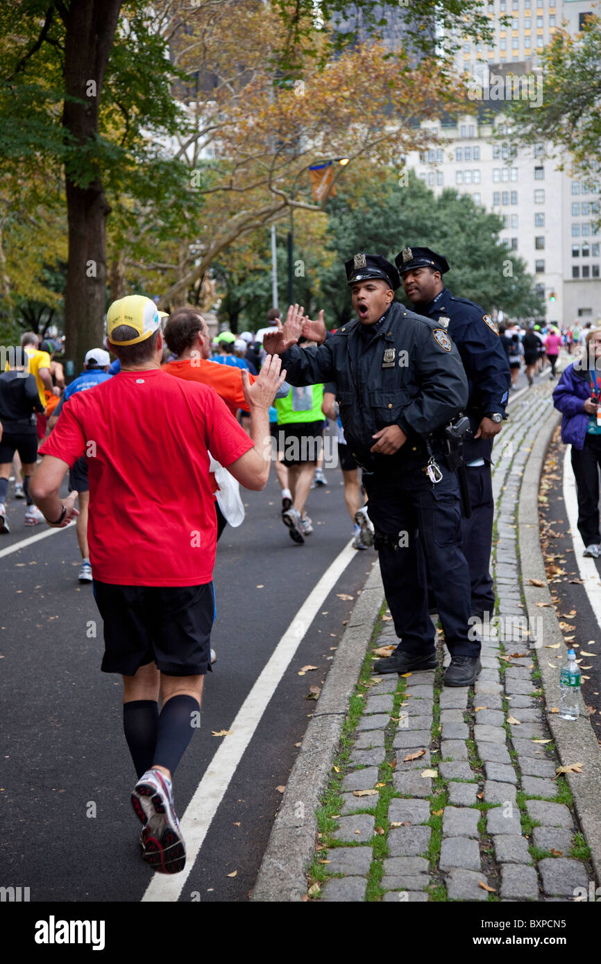 NYPD Offiziere anfeuern Läufern im Central Park in New York City Marathon 2009 Stockfoto