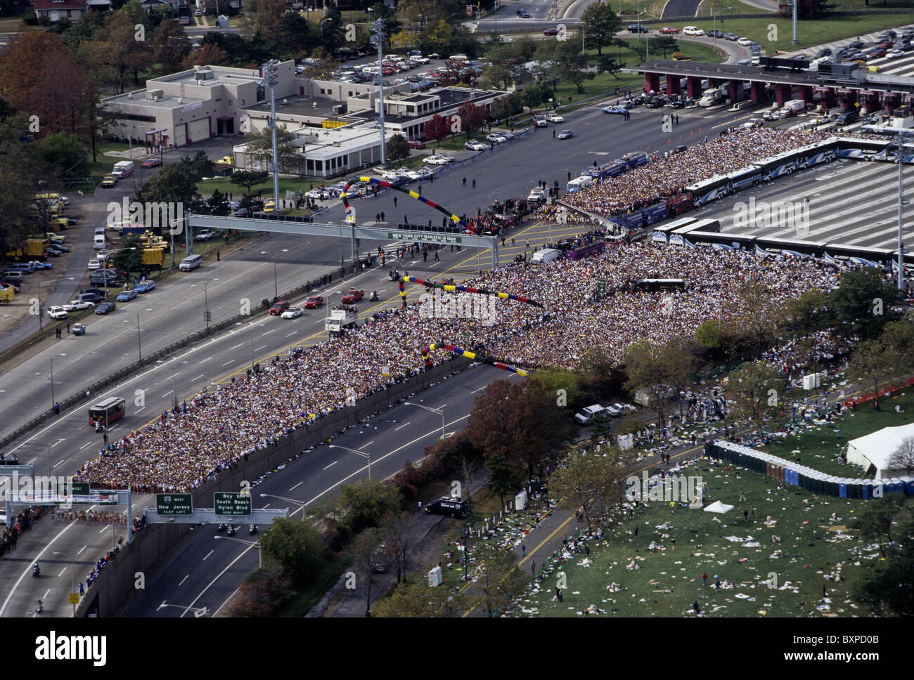 Läufer auf der Verranzano Brücke im Wettbewerb mit den 1998 NYC Marathon Stockfoto