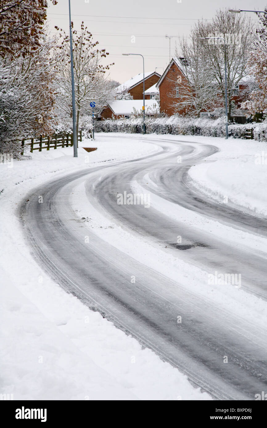 Verschneite Straßenglätte Stockfoto