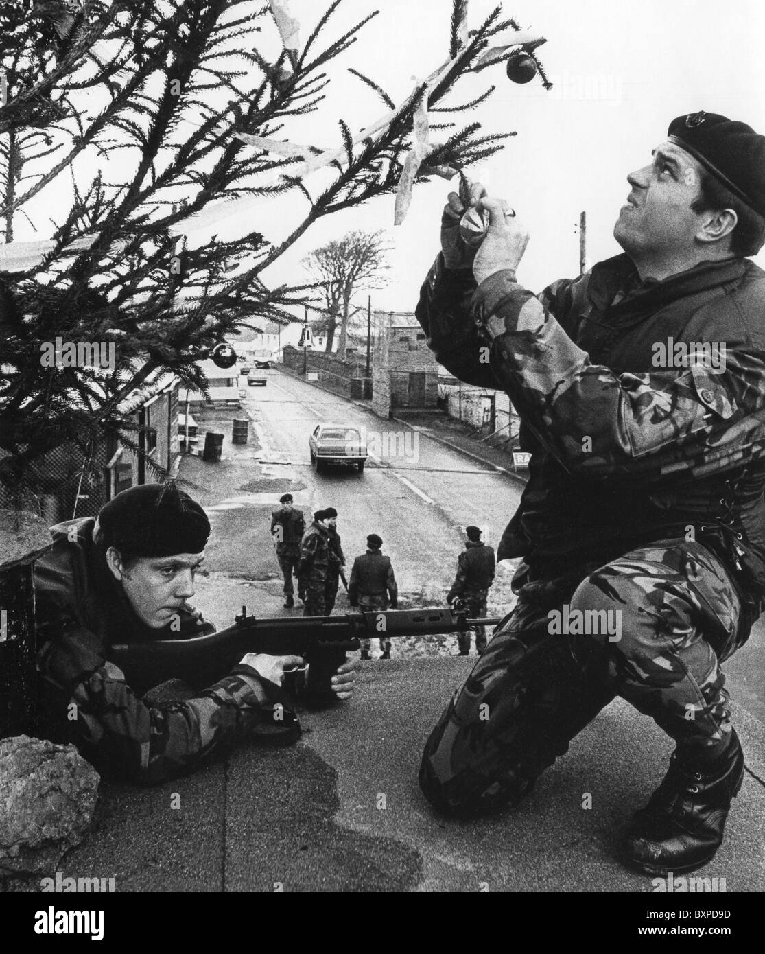 Britische Soldaten der leichten Infanterie schmücken einen weihnachtsbaum in der Nähe von Derry in Nordirland im Jahr 1974 Bild von DAVID BAGNALL Stockfoto