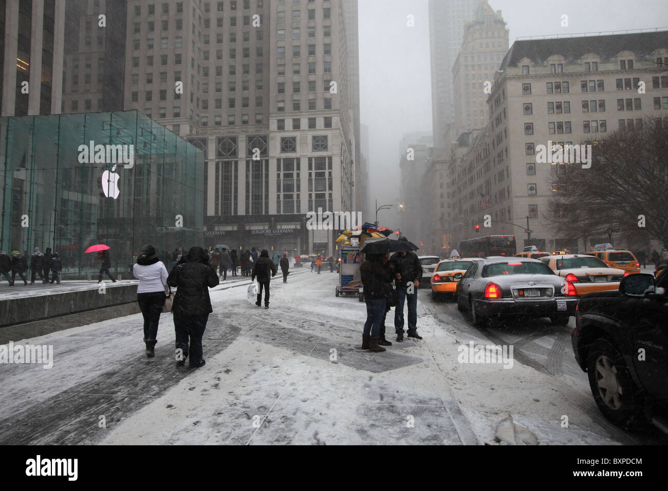 Fünfte Avenue in New York City im großen Schneesturm, der schwer in Weihnachten 2010 kam Stockfoto