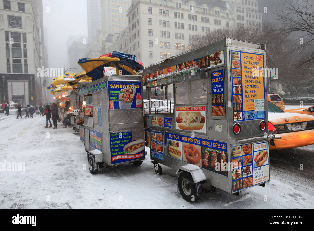 Hot dog speichern Verkäufer außerhalb Apple auf der fünften Avenue in New York City im großen Schneesturm, der schwer in Weihnachten 2010 kam Stockfoto