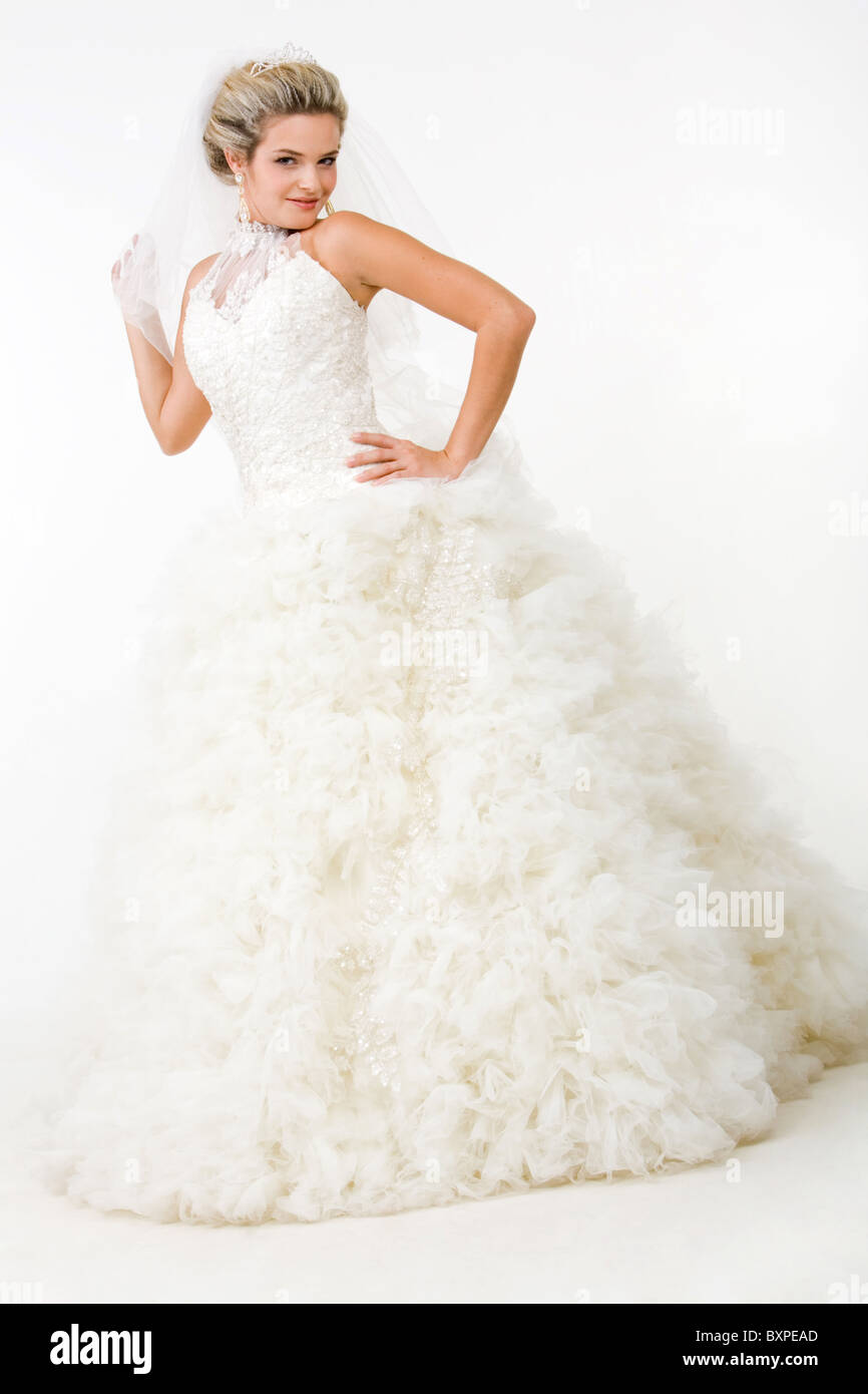 Bild der eleganten Braut in modischen weißen Hochzeitskleid posieren vor der Kamera Stockfoto
