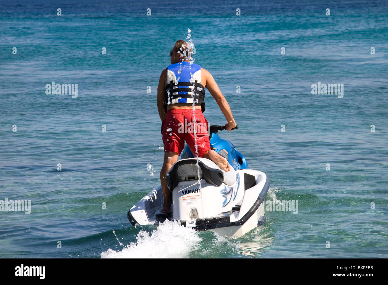 Mann auf einem Jet-Ski in der Nähe von Elia Beach, Mykonos Stockfoto