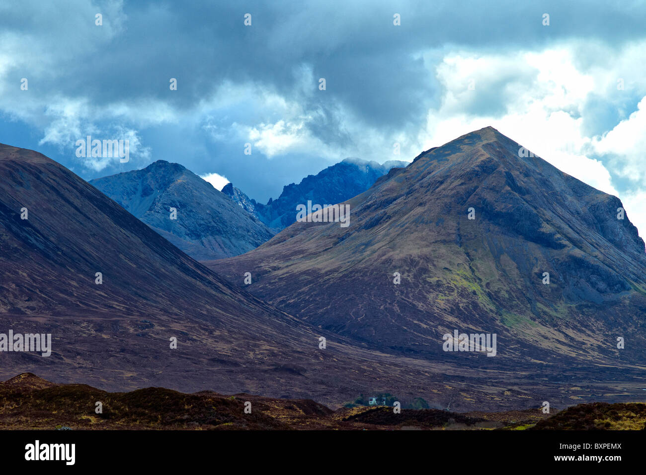 Die Berge von Bla Bheinn (Blaven) und Marsco, in der Nähe der Ortschaft Sligachan auf der Isle Of Skye in Schottland entnommen Stockfoto