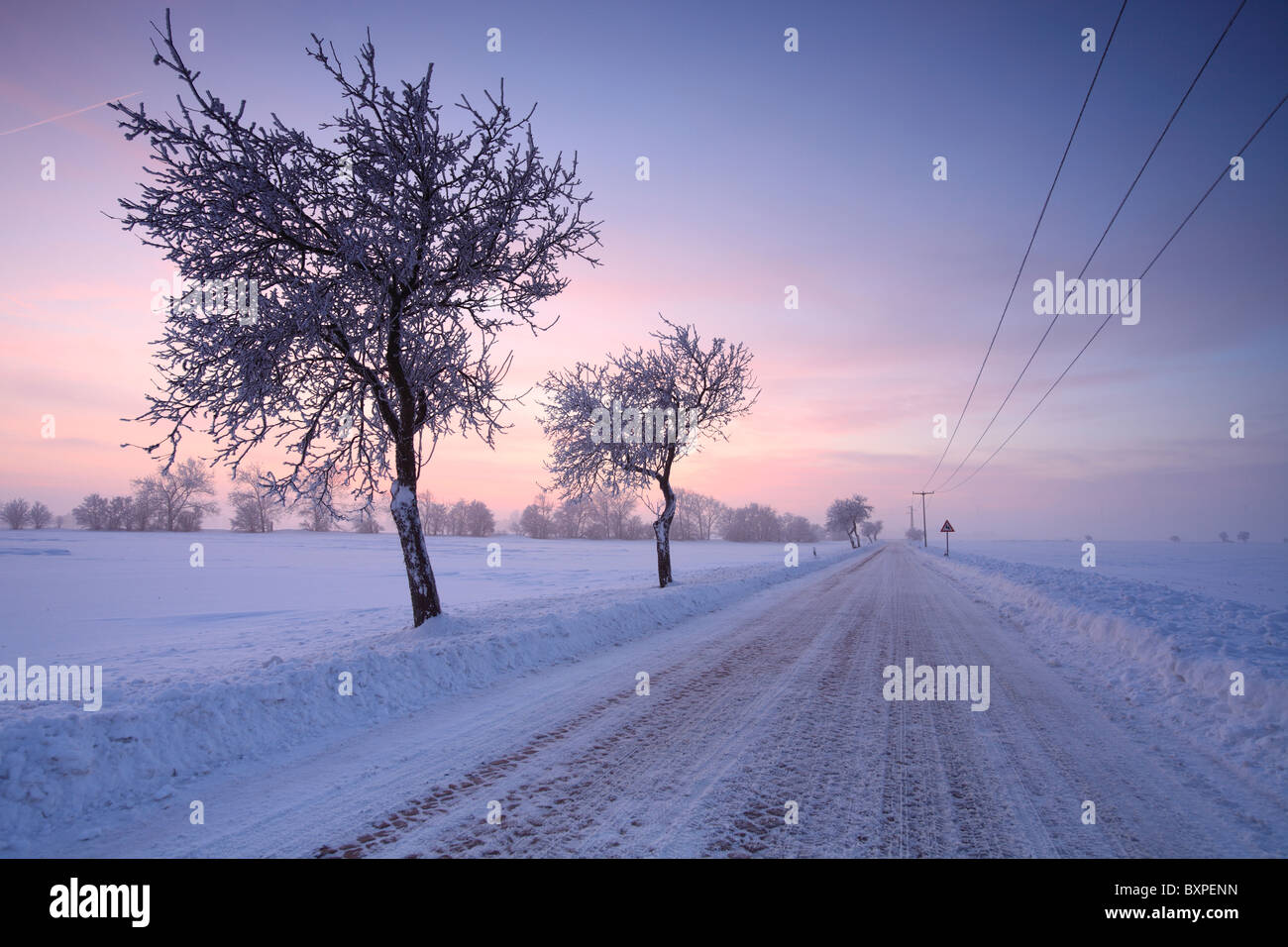 Landstraße in einer Winterlandschaft Stockfoto