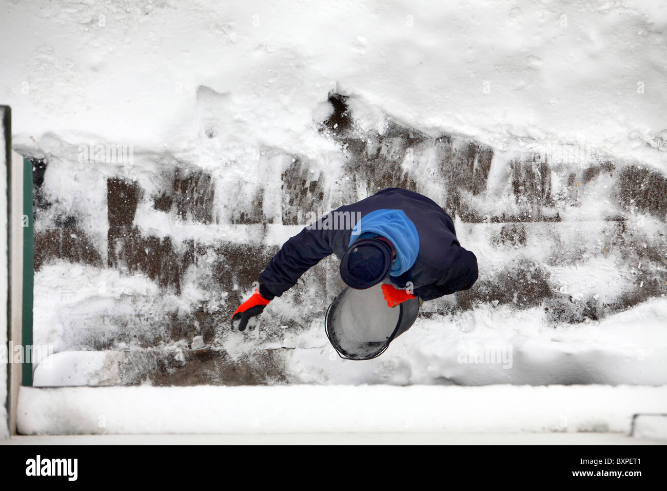 Winter, Straße und Gehweg Reinigung, Schnee und Eis Kontrolle, mit Salz, Winterdienst Straße. Stockfoto