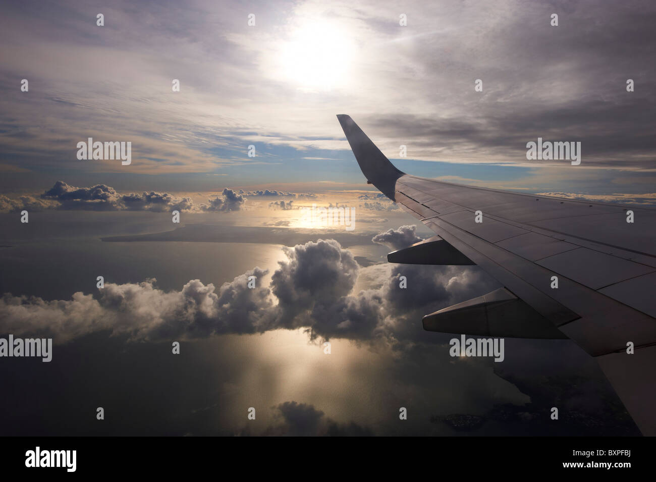 Blick auf Wolken durch Verkehrsflugzeug Fenster Stockfoto