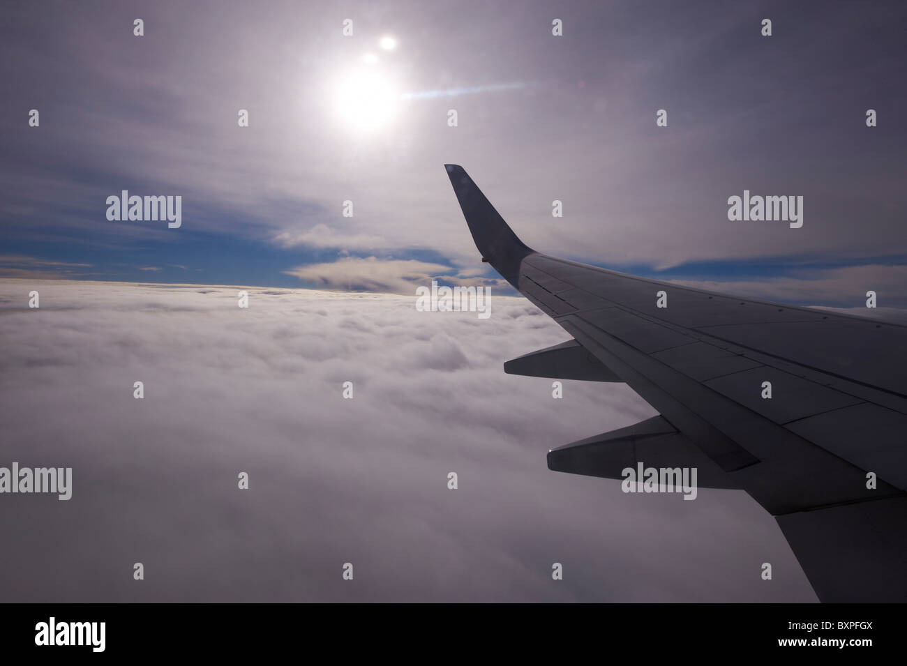Blick auf Wolken durch Verkehrsflugzeug Fenster Stockfoto