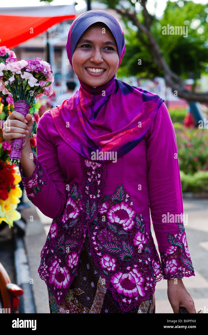 Malaysische Mädchen in traditioneller Tracht Stockfoto