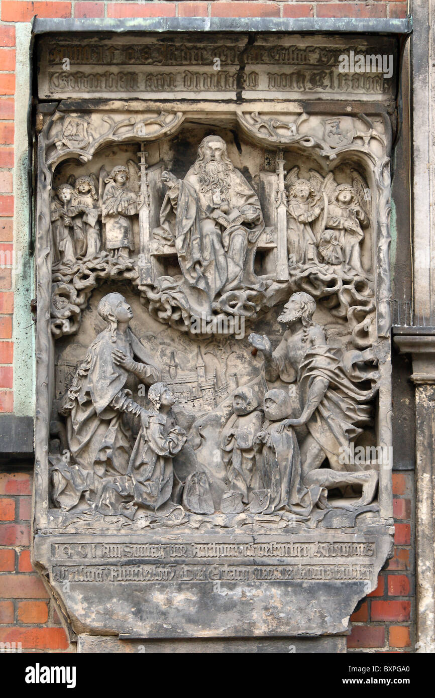 Alt-Plakette an der Wand des St. Elizabeth Church. Breslau, Niederschlesien, Polen. Stockfoto