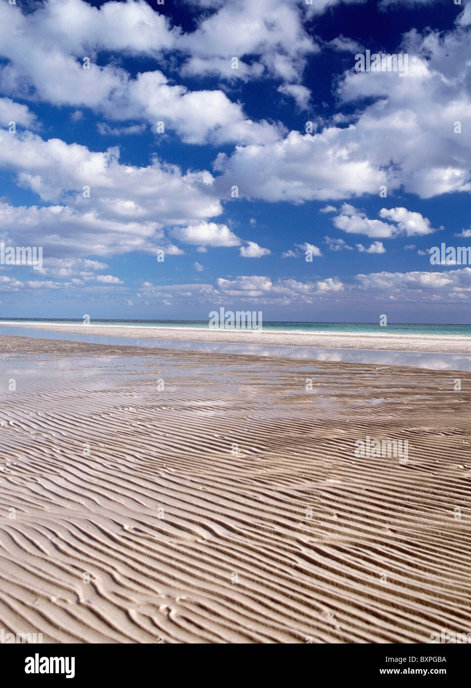 Texturen In den Sand bei Ebbe am Strand neben Lucayan Nationalpark Stockfoto