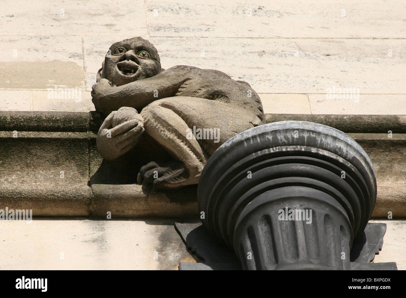 Nahaufnahme von einem frechen Gargoyle unterhalb der Magdalen College Great Tower in Oxford Stockfoto