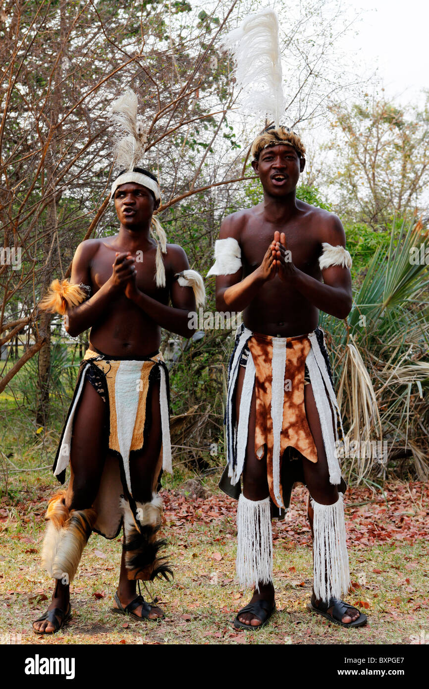 Stammes-Sänger tanzen in Viktoriafälle, Simbabwe. Stockfoto