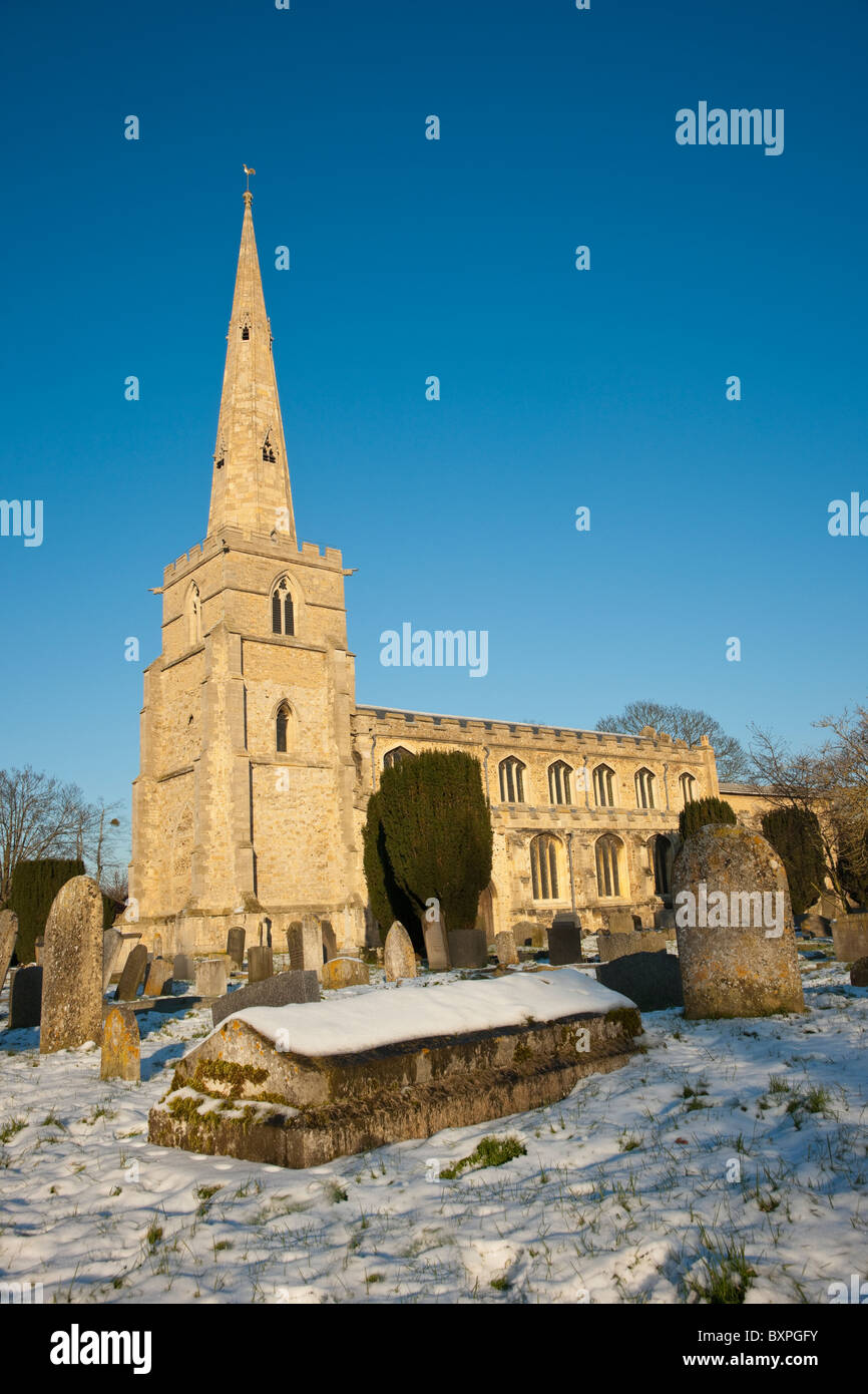 Str. Andrews Kirche und Friedhof bedeckt im Schnee gegen strahlend blauen Himmel, Cambridge, UK Stockfoto