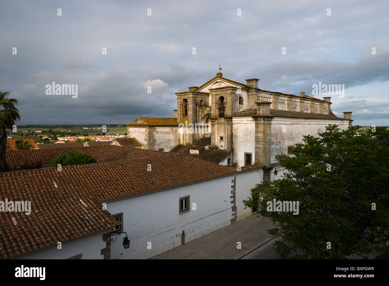 Blick auf die Kathedrale und die Umgebungen von Évora, Portugal Stockfoto