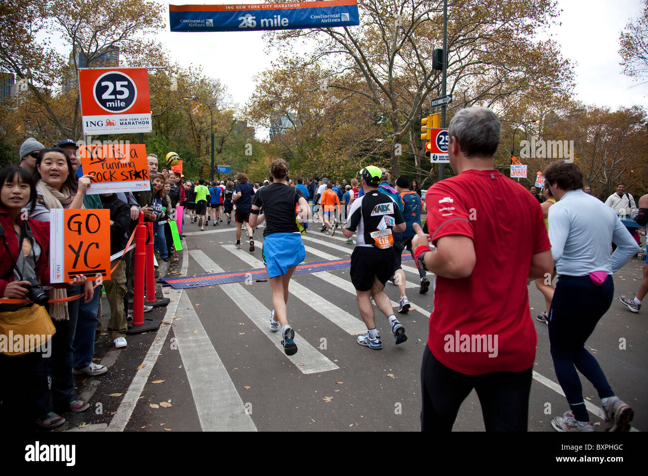 Läufer, konkurrierende im Central Park an der 25 Meile zu markieren, während New York City Marathon 2009 Stockfoto