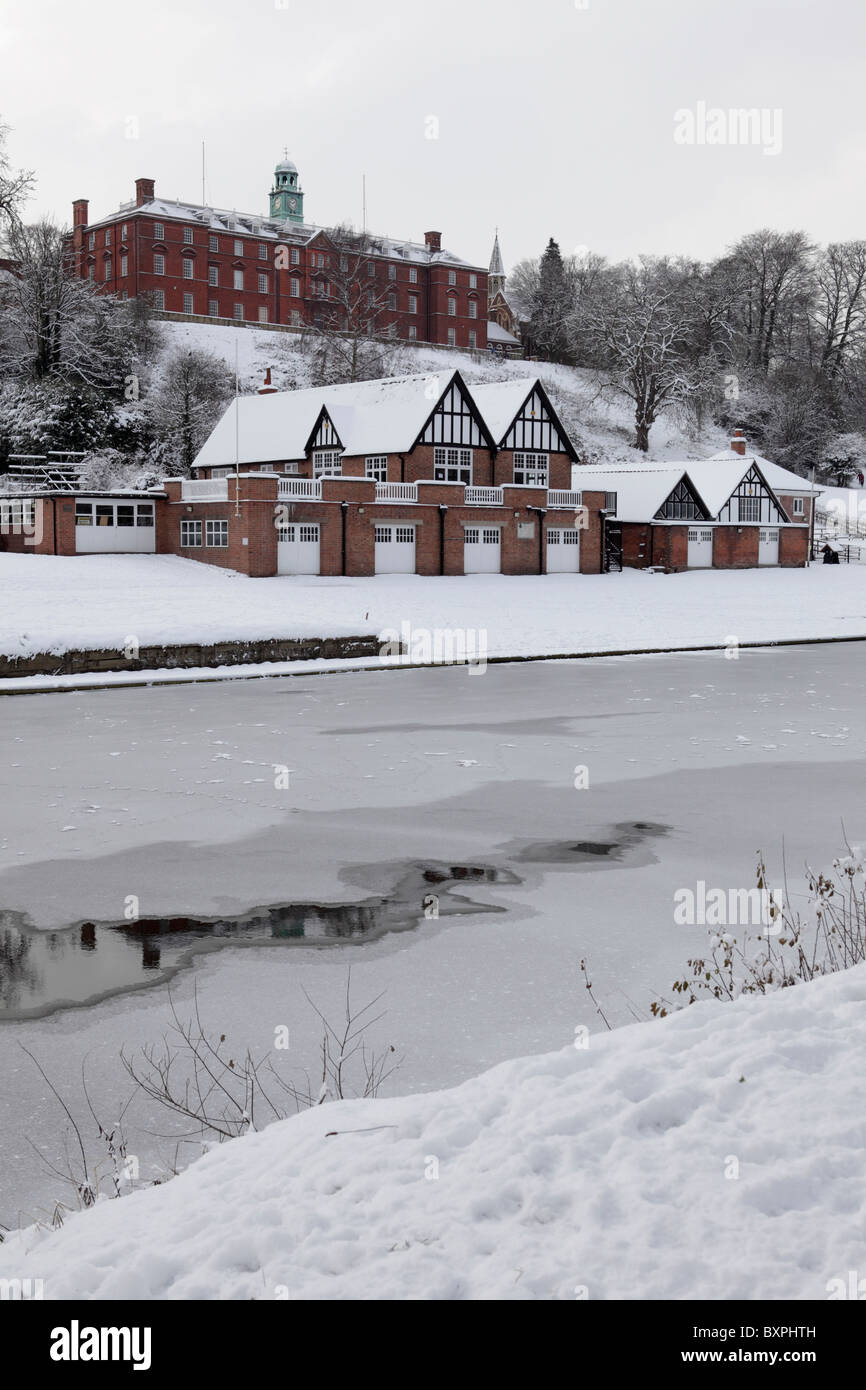 Nur ein leichtes Auftauen im River Severn verhindert ein vollständiges Eis über und über ist die Shrewsbury School, die die Ereignisse im Auge behält. Stockfoto