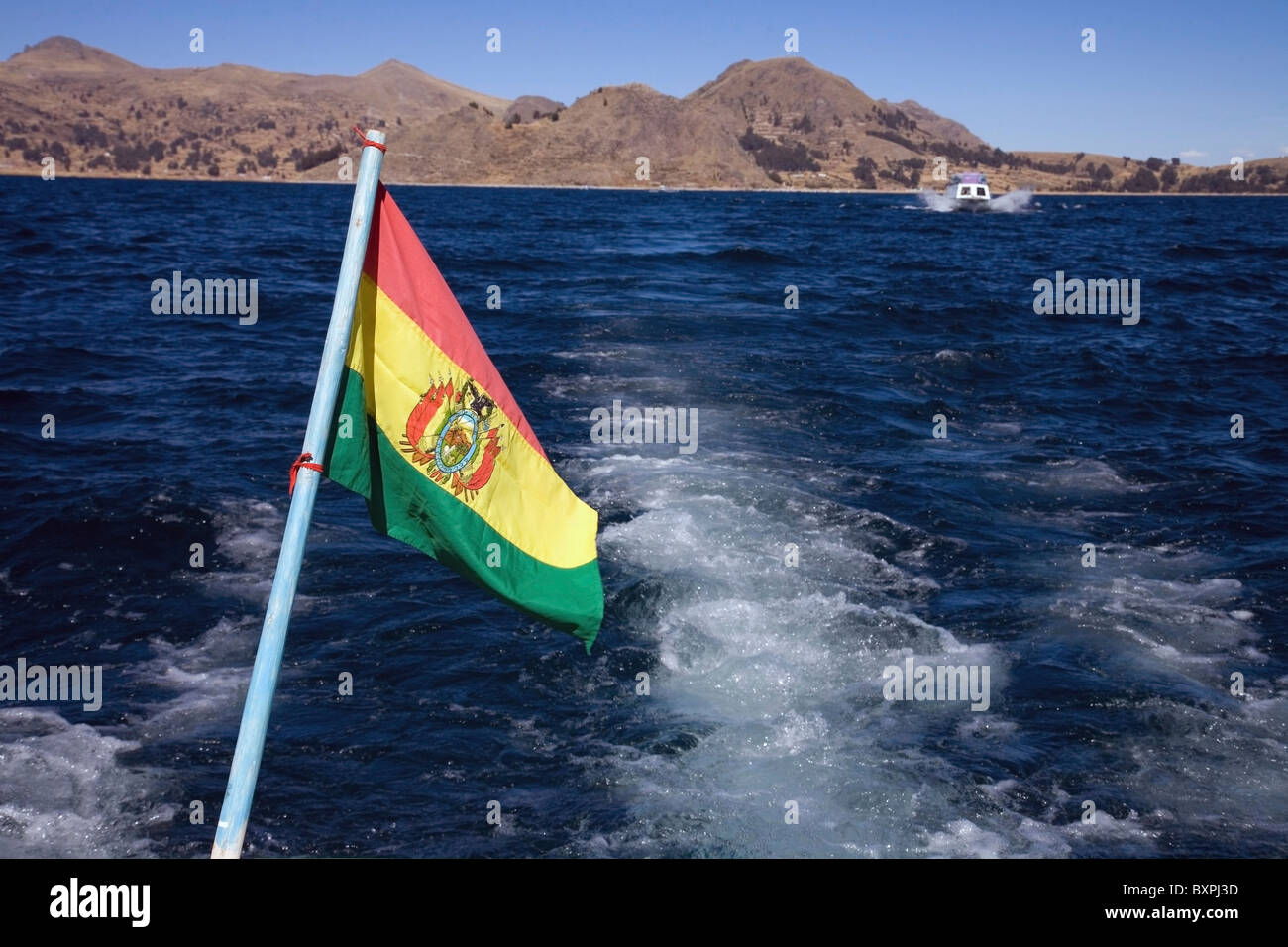 Bolivianische Flagge auf der Fähre von der Insel der Sonne Stockfoto