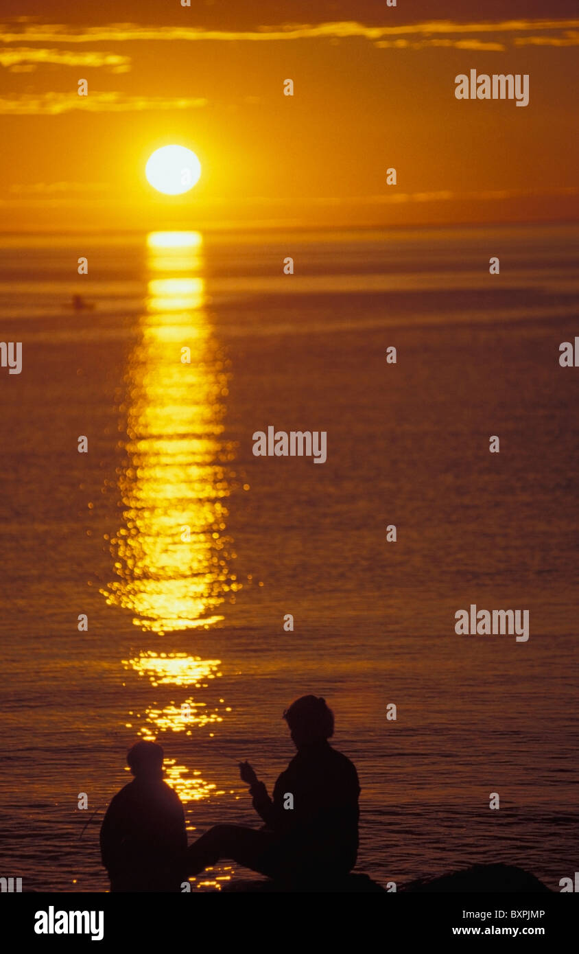 Mutter und Sohn am Ufer des St. Lorenz Stroms bei Sonnenuntergang Stockfoto