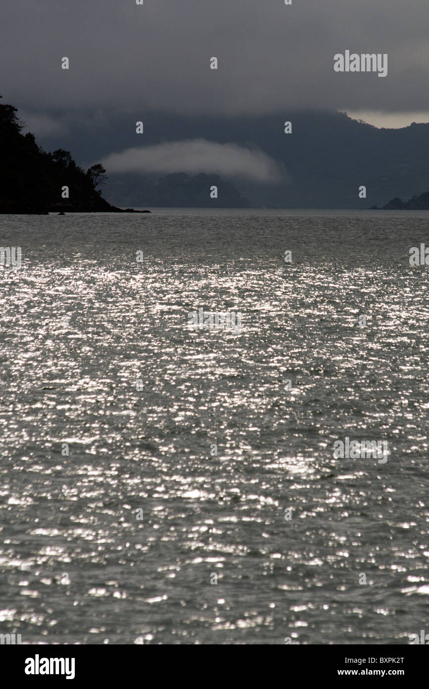Die Sonne funkelt auf dem Meer in New Zealand Bay of Islands Stockfoto