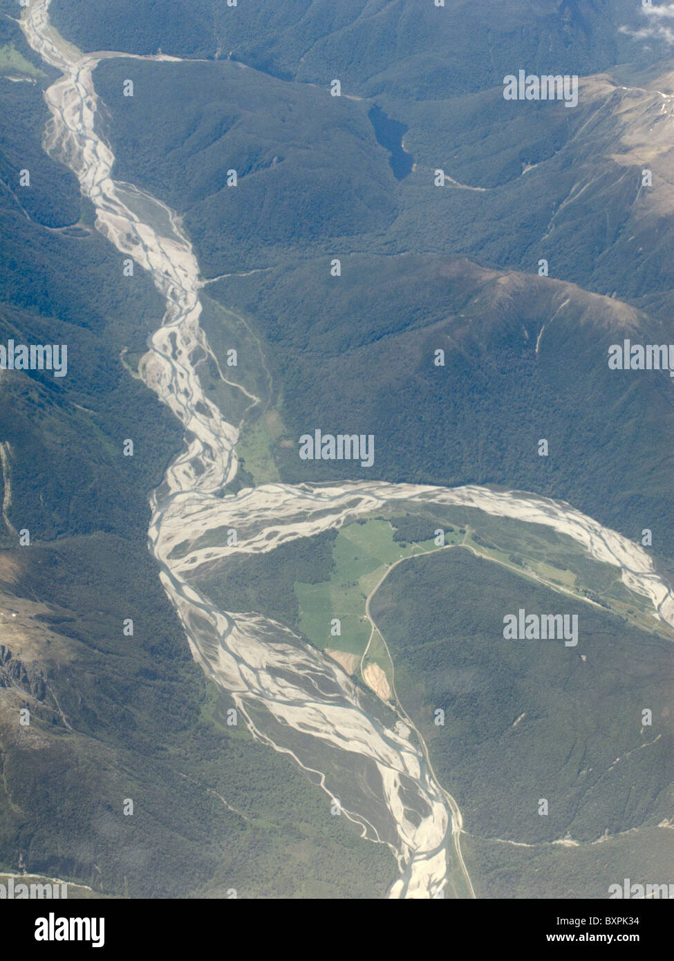 Verflochtener Fluss verläuft durch Neuseelands Südalpen auf dem Weg zum Meer Stockfoto