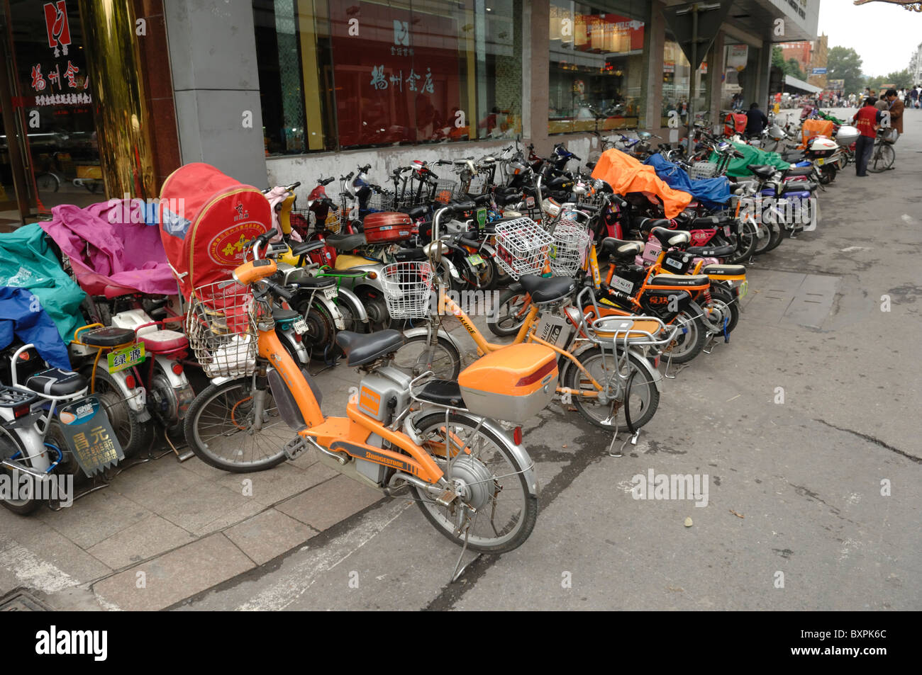 Elektro-Fahrräder abgestellt in Folge in der Stadt Yangzhou China Stockfoto