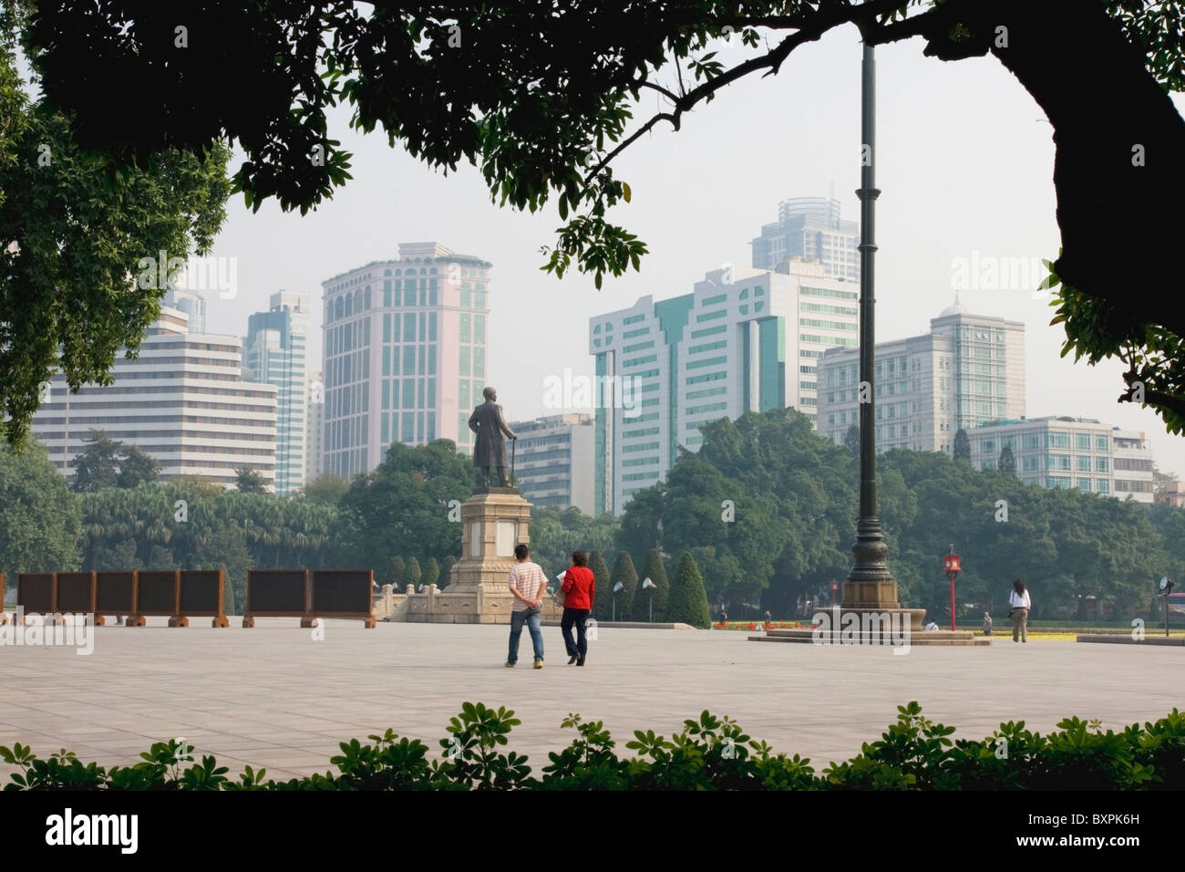 Passanten im Park in der Nähe von Guangzhou Geschäftsviertel Stockfoto