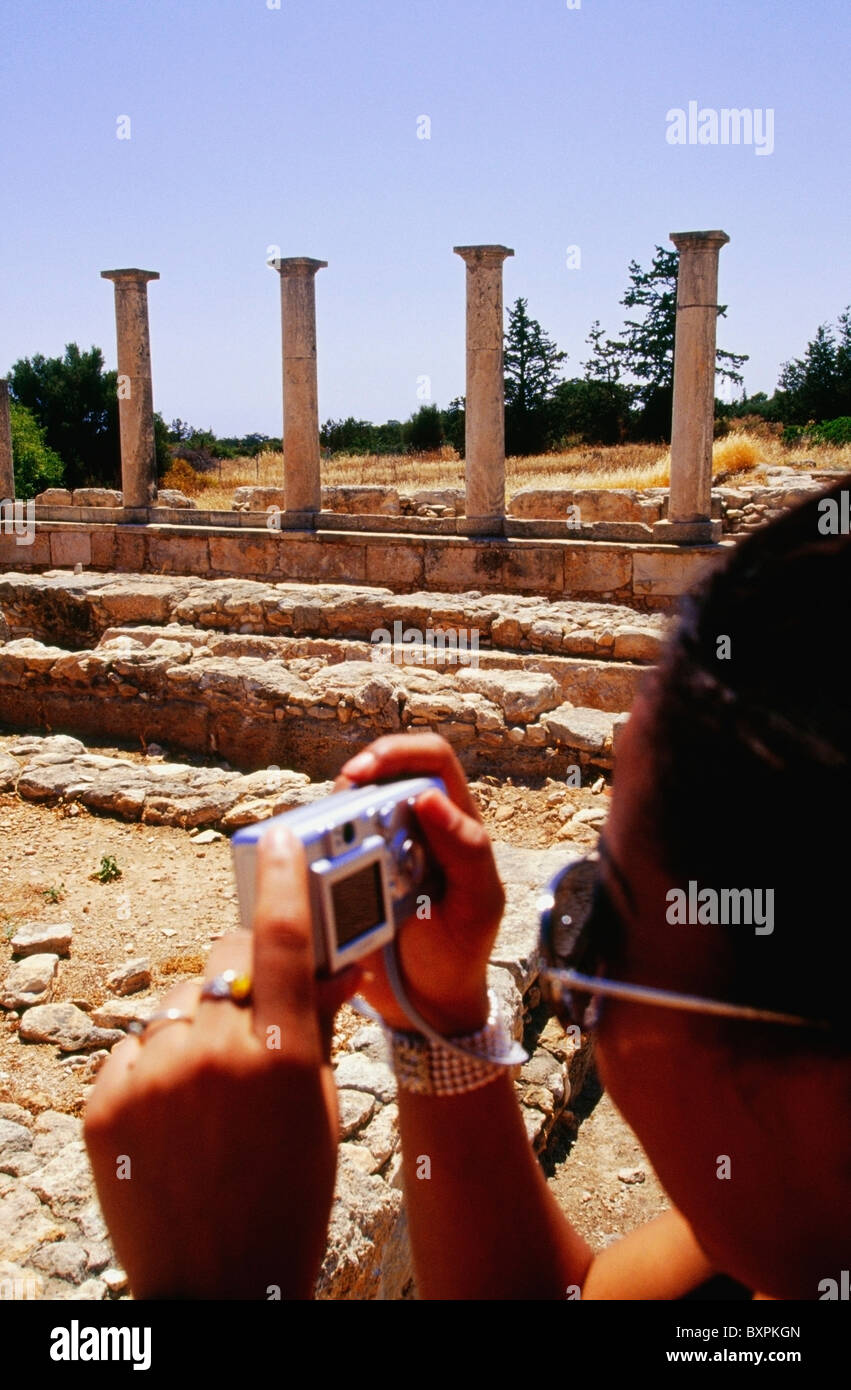 Touristen, die das Fotografieren mit einer digitalen Kamera im Heiligtum des Apollon Ylatis Stockfoto