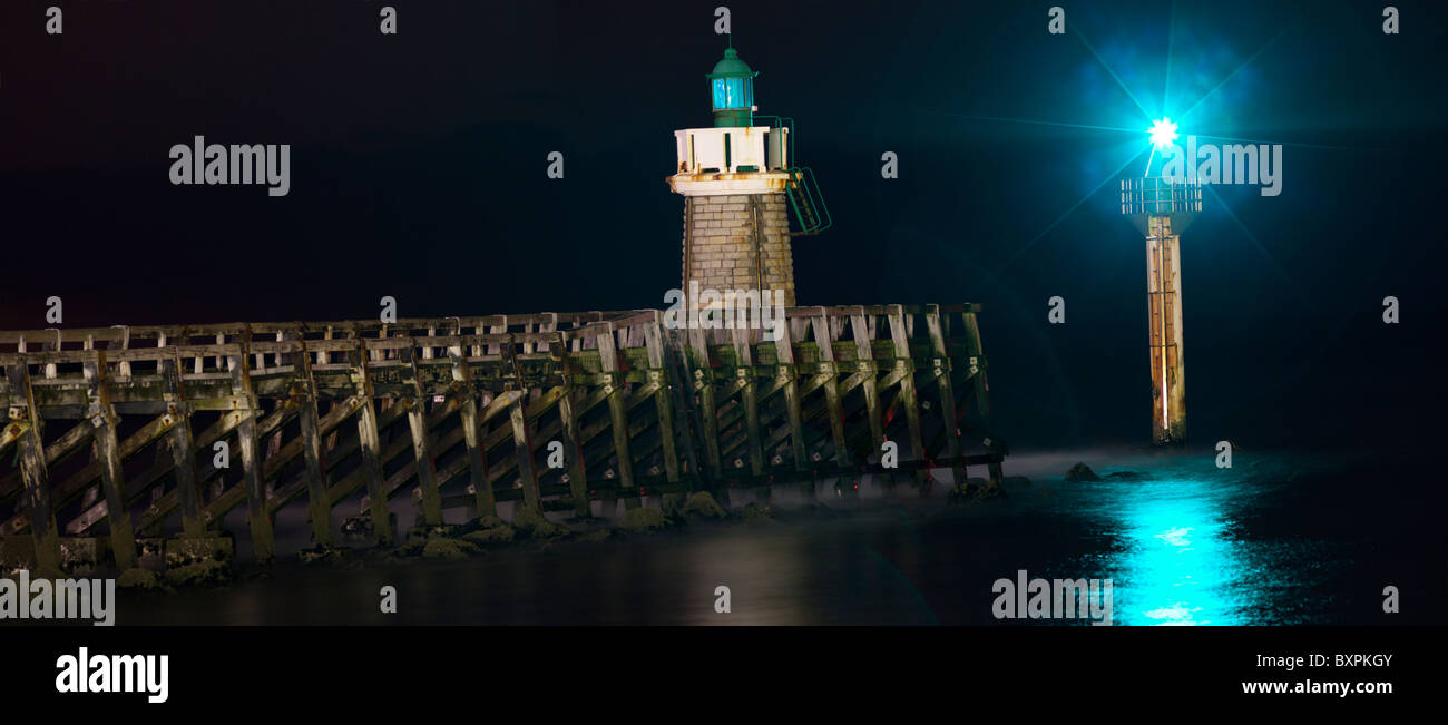 Die Steganlage Steuerbord Licht des Eintrags Capbreton Hafen (Frankreich). Feu Tribord de l'estacade du port de Capbreton. Stockfoto