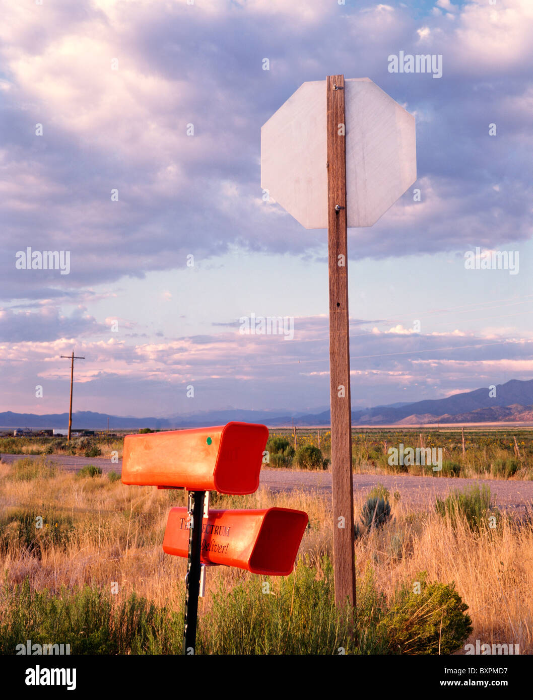 Briefkästen und Stop-Schild Stockfoto