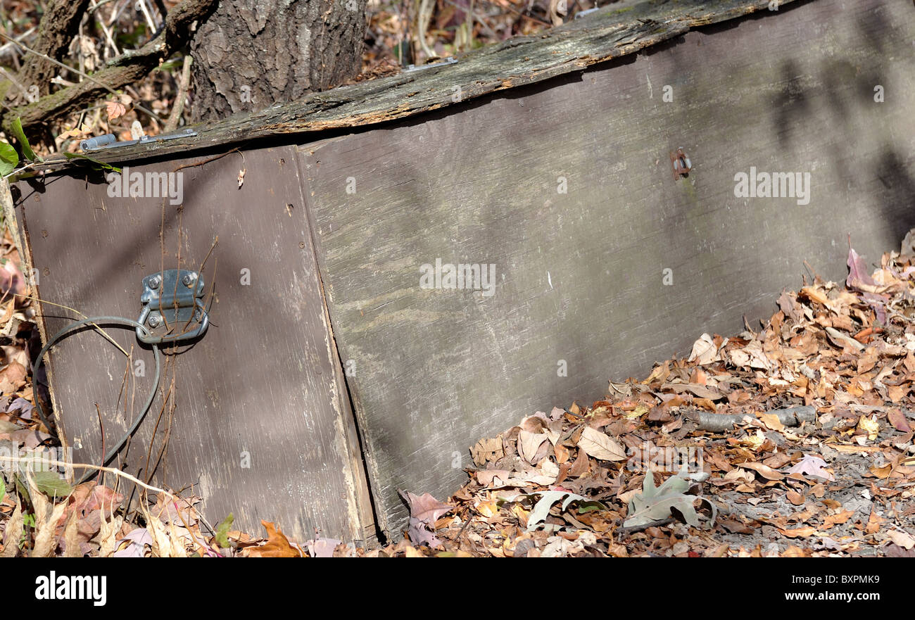 Holz-box ein Wanderweg im Wald. Zum recycling-Container zu speichern. Stockfoto
