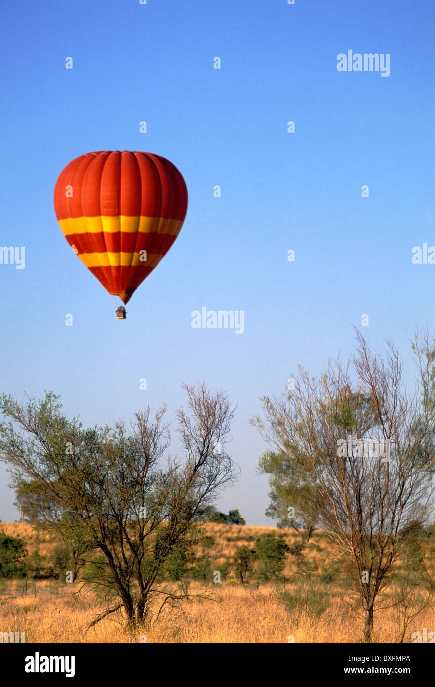 Heißluftballon über das australische Outback Stockfoto