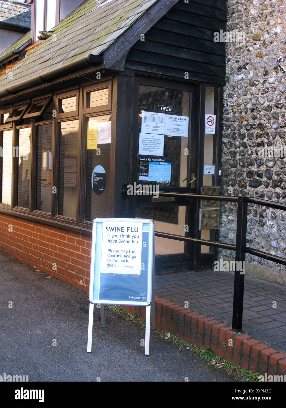 Schweinegrippe-Informationstafel außerhalb einer Ärzte Chirurgie, hohes Risiko zu informieren, die älteren Kinder Babys schwangere Frauen Stockfoto