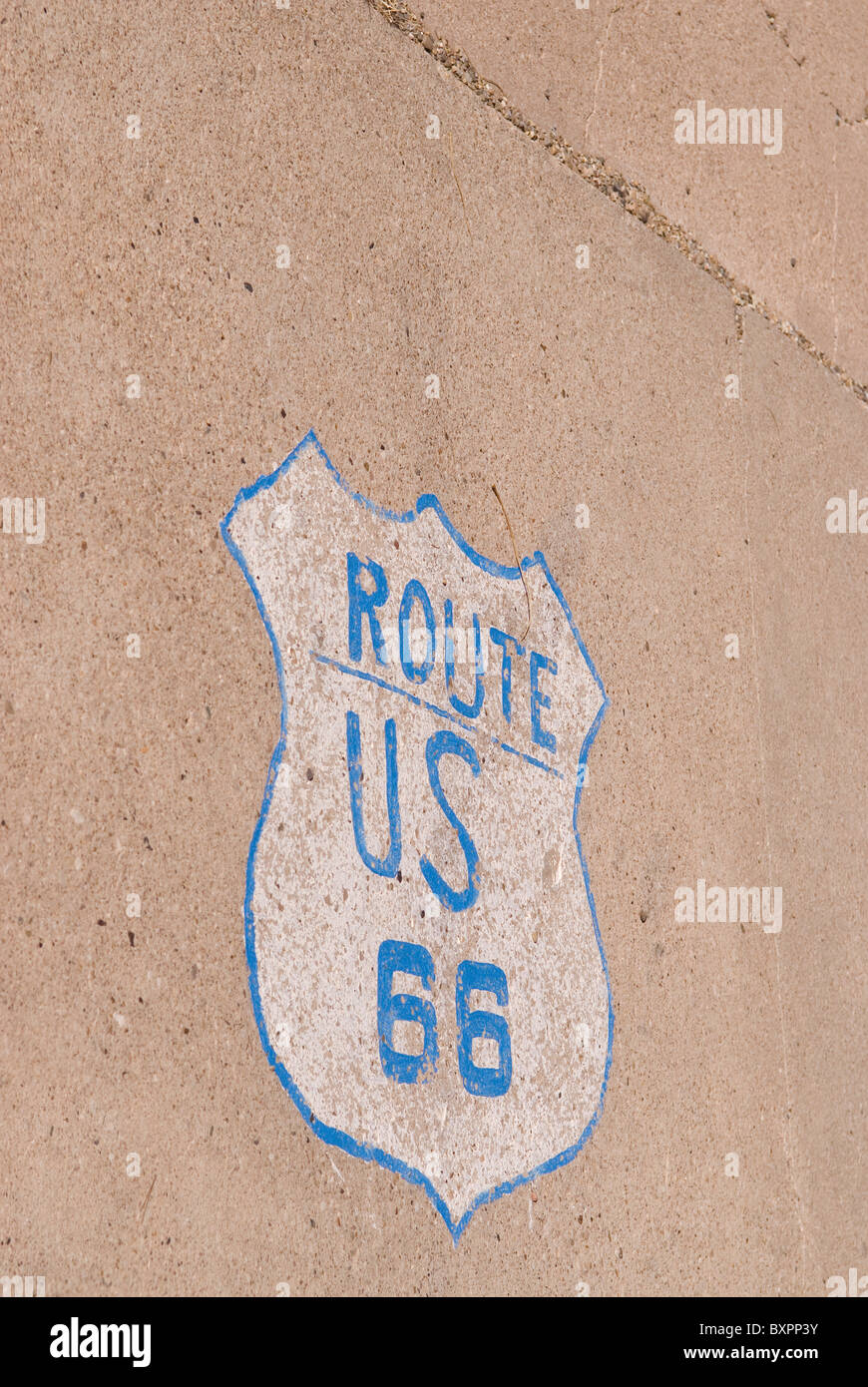Route 66 Schild gemalt auf Bürgersteig Tucumcari, New Mexico USA Stockfoto