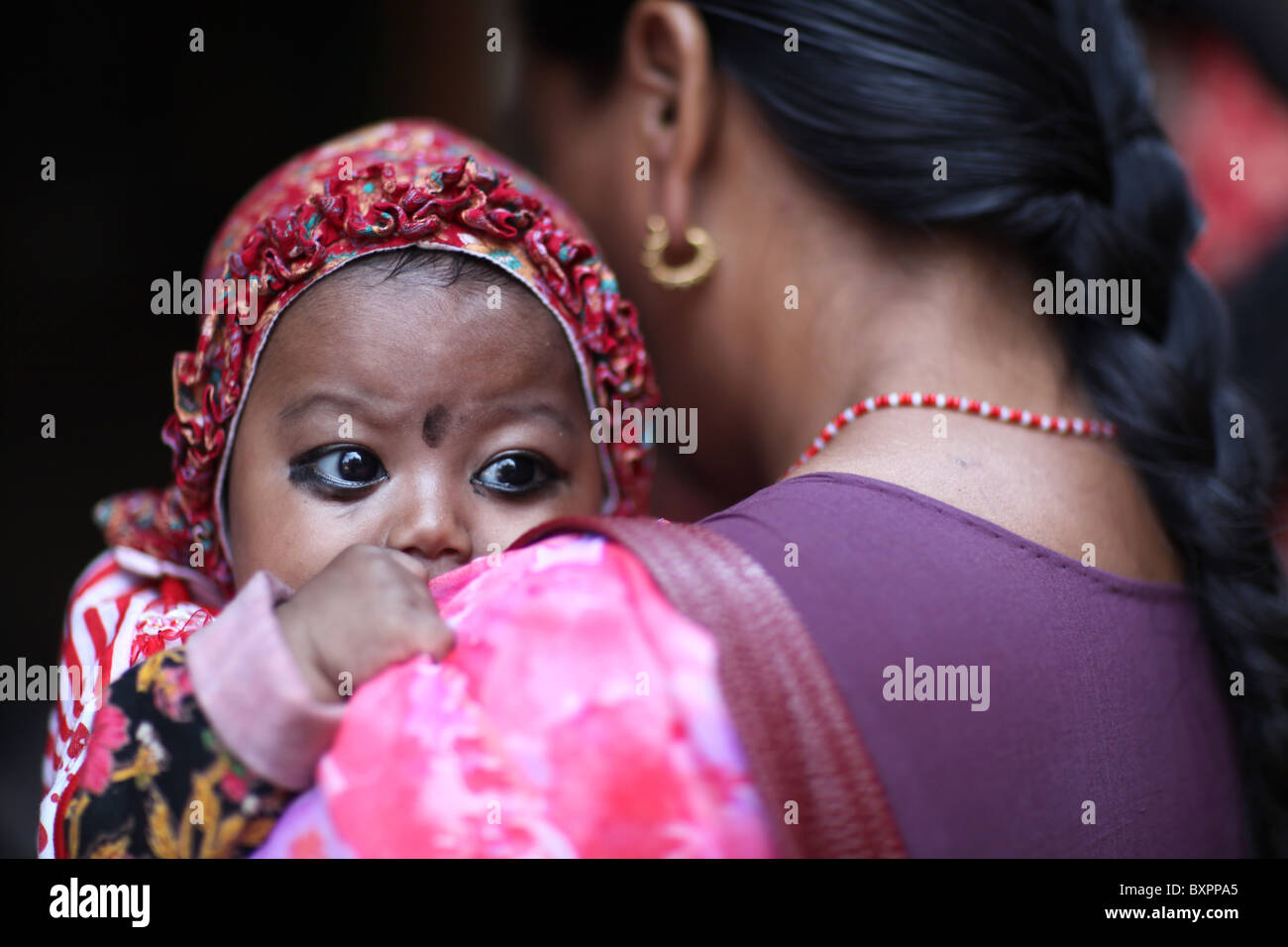 Ein Baby schaut über die Schulter Mütter in Kathmandu, Nepal in Asien Stockfoto